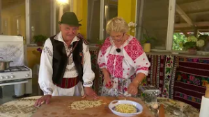 România în bucate: Zupă clară de cocoș cu flechise proaspete (@TVR Timişoara)