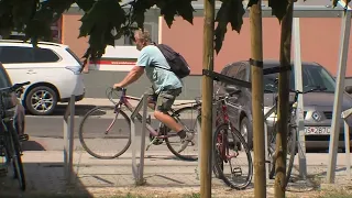 Mesto má nové uzamykateľné prístrešky na bicykle.