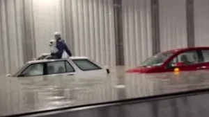 Conductores rescatados tras la inundación del túnel de la T-4 de Barajas