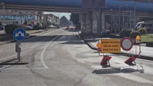 Via Piero della Francesca, attività chiedono il conto