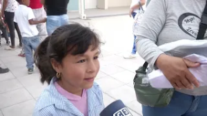 ALEGRÍA Y AGRADECIMIENTO AL RECIBIR EL KIT DE ÚTILES, GUARDAPOLVOS Y ZAPATILLAS