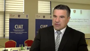 Zakon ili procedura: Hoće li Galić ostati lice s potjernice, a istovremeno biti korisnik budžeta?