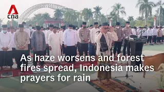 Hundreds pray for rain in Indonesia as forest fires and haze persist