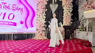 Á Hậu biểu diễn Cat Walk