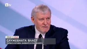 Служебната власт: Първата оставка, заявките и очакванията