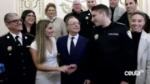 ¡Vivan los Novios! Petición de matrimonio en la presentación de los nuevos Policías Locales de Ceuta