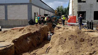 Vaizdai iš nelaimės vietos: Pasvalyje per operaciją išgelbėtas duobėje žemėmis užverstas vyras