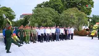 Permanent Vice Chairman of the Provincial People's Committee Mai Xuan Liem offers incense at the ...
