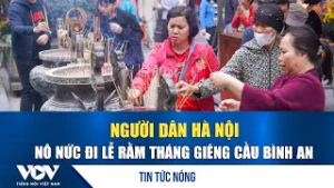Người dân Hà Nội nô nức đi lễ Rằm tháng Giêng cầu bình an | VOV