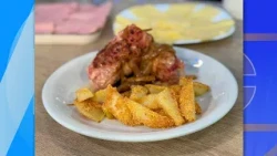 Stuffed chicken drumsticks with crispy potatoes