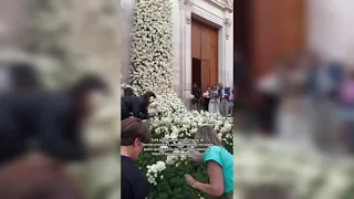 Donnarumma lascia la chiesa dopo le nozze e parte l'assalto alle decorazioni floreali