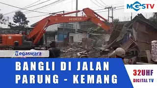 PUBLIC ORDER OFFICERS DEMOLISH ILLEGAL BUILDINGS ALONG PARUNG KEMANG ROAD