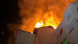 Fire tears through the top floor of an apartment building in Chamberí