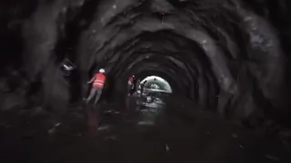 Dieci giorni nel tunnel sotto la valanga di fango e ghiaccio: salvato un operaio cinese in Nepal