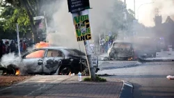 Sudafrica, proteste anti-immigrazione: auto incendiate e negozi saccheggiati