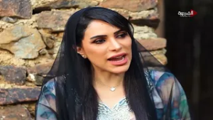 من ذاكرة الماضي… مريم الضنحاني تكشف طريقة طحن القمح والشعير يدويًا