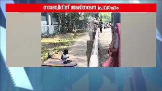 കാവലാണ് കരുതലുമാണ്!! റോഡിലേക്ക് ഇറങ്ങാതിരിക്കാൻകുട്ടിക്ക് ഫോൺ നൽകി പോലീസുകാരൻ
