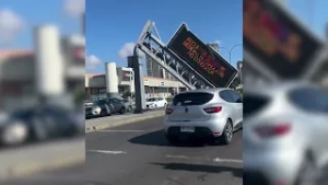 Camión derriba pantalla en plena costanera