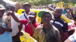 Plizyè machann nan mache Clunny manifeste nan la ri Cap-Haïtien pou mande leta akonpaye yo