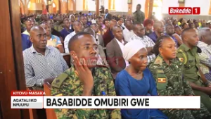 Христиане Agataliikonfuufu собираются в Китову, чтобы помолиться за генерал-майора Деуса Санде