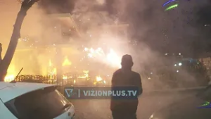 Arrestohen 4 protestues të PD, hodhën molotovë ndaj Vilës 31. Policia padit në SPAK Klevis Balliun