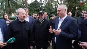 Бадра Гунба и премьер-министр Башкортостана Андрей Назаров посетили набережную Сухума