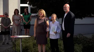 Ministr školství, mládeže a tělovýchovy Robert Plaga předával vysvědčení
