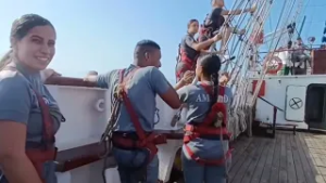 Cuando un cadete de medicina pisa tierra firme tras horas de navegación