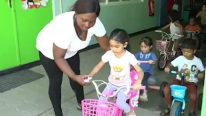 Monorath: druk op zorg groeit, regering werkt aan betere bescherming van migrantenkinderen