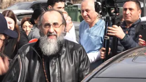 Շիրակի թեմի առաջնորդ Միքայել արքեպիսկոպոս Աջապահյանը դուրս գրվեց Իզմիրլյան ԲԿ-ից