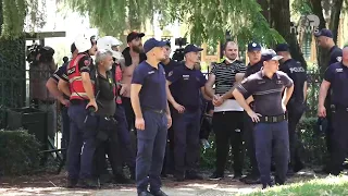 Protestuesit kapen dhe shtrihen përtokë pasi qëlluan policinë, efektivët të lodhur nuk ndalen.
