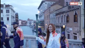 LA LLAMA OLÍMPICA RECORRIÓ LOS CANALES DE VENECIA EN SU CAMINO A LA INAGURACIÓN DE LOS JUEGOS.