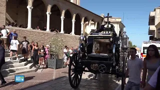 I palloncini, la carrozza, la techno: in Abruzzo i funerali della ragazza uccisa al rave in Svizzera