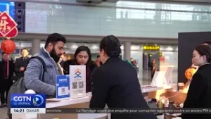 Chine: des voyageurs étrangers célèbrent le Nouvel An chinois