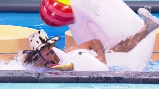 Wilbur intenta domar un unicornio en la piscina del Grand Prix 😂
