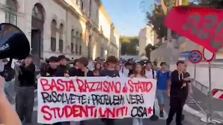 Studenti in strada a Roma contro il Decreto scuola: "Basta razzismo di Stato"