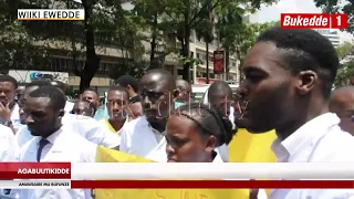 Agabuutikidde: Abasawo ba Interns abaakwatibwa bayimbuddwa   Baagala kusisinkana Pulezidenti