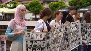 ZLOČINAC RATKO UMRO, PRAVDA NIJE: POTRESNE ISPOVIJESTI MAJKI SREBRENICE sa Trga slobode u Tuzli!