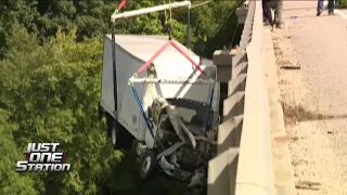 Box truck goes through guardrail, plummets in Merrimack River