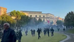 Top Channel/ Përshkallëzohet protesta në Tiranë, protestuesit tërhiqen drejt sheshit Skënderbej