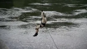 Alytuje kariai dalyvavo nusileidimo nuo tilto su virve pratybose 2023 06 23