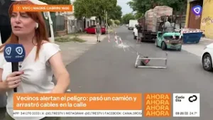 Un camión arrastró cables en la calle