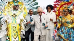 Bahamas: rei Carlos III dança com habitantes durante visita às Caraíbas