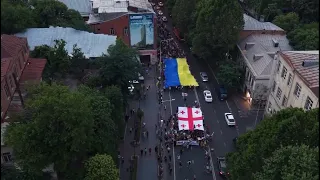 დიდება გმირებს! - შაბათის მარში უკრაინისა და საქართველოს დროშებით