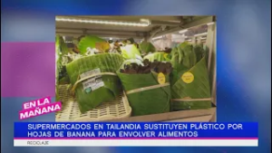 Supermercados en Tailandia sustituyen plástico por hojas de banana para envolver alimentos