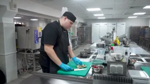 Участник СВО из Приморья после ранения учится на повара, чтобы вернуться на фронт.