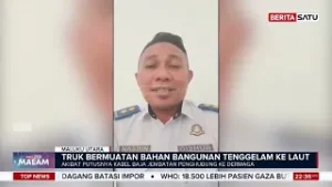 Ramp Door Patah, Truk Bermuatan 10 Ton Terjun ke Laut #beritasatu