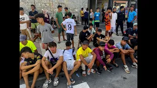 Decenas de menores inmigrantes generan el caos ante la Jefatura de Policía de Ceuta