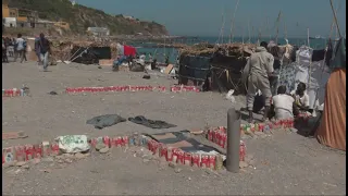 La playa de El Trampolín en Ceuta ya es una miniciudad - laSexta Noticias