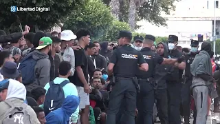 Enfrentamientos entre inmigrantes y Policía en Ceuta a las puertas del campamento de Loma Colmenar